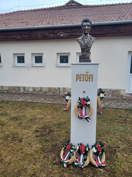 PETŐFI SZOBROT AVATTAK