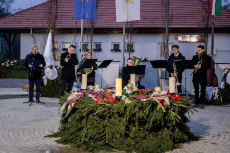 Ég az első adventi gyertya