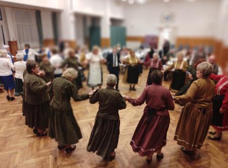 Dalostalálkozó