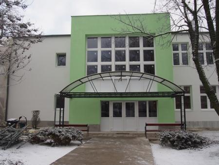 Zajlik az általános iskola épületének külső-és belső felújítása